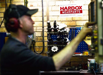 林電化工業株式会社 HARDOX（ハルドックス）耐摩耗鋼板を使った作業中の画像